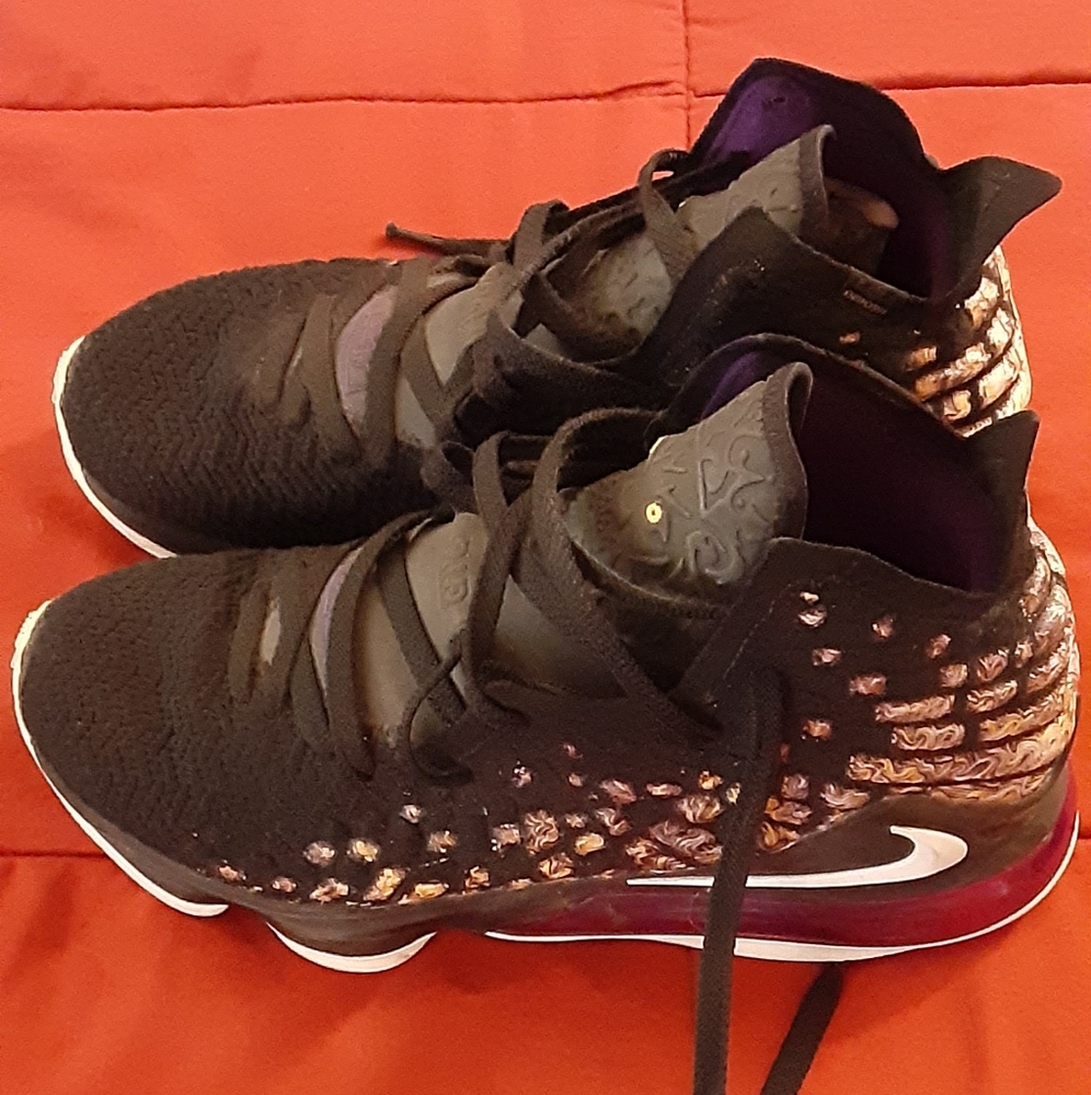 Size 9 - Nike Lebron XVII Shoes